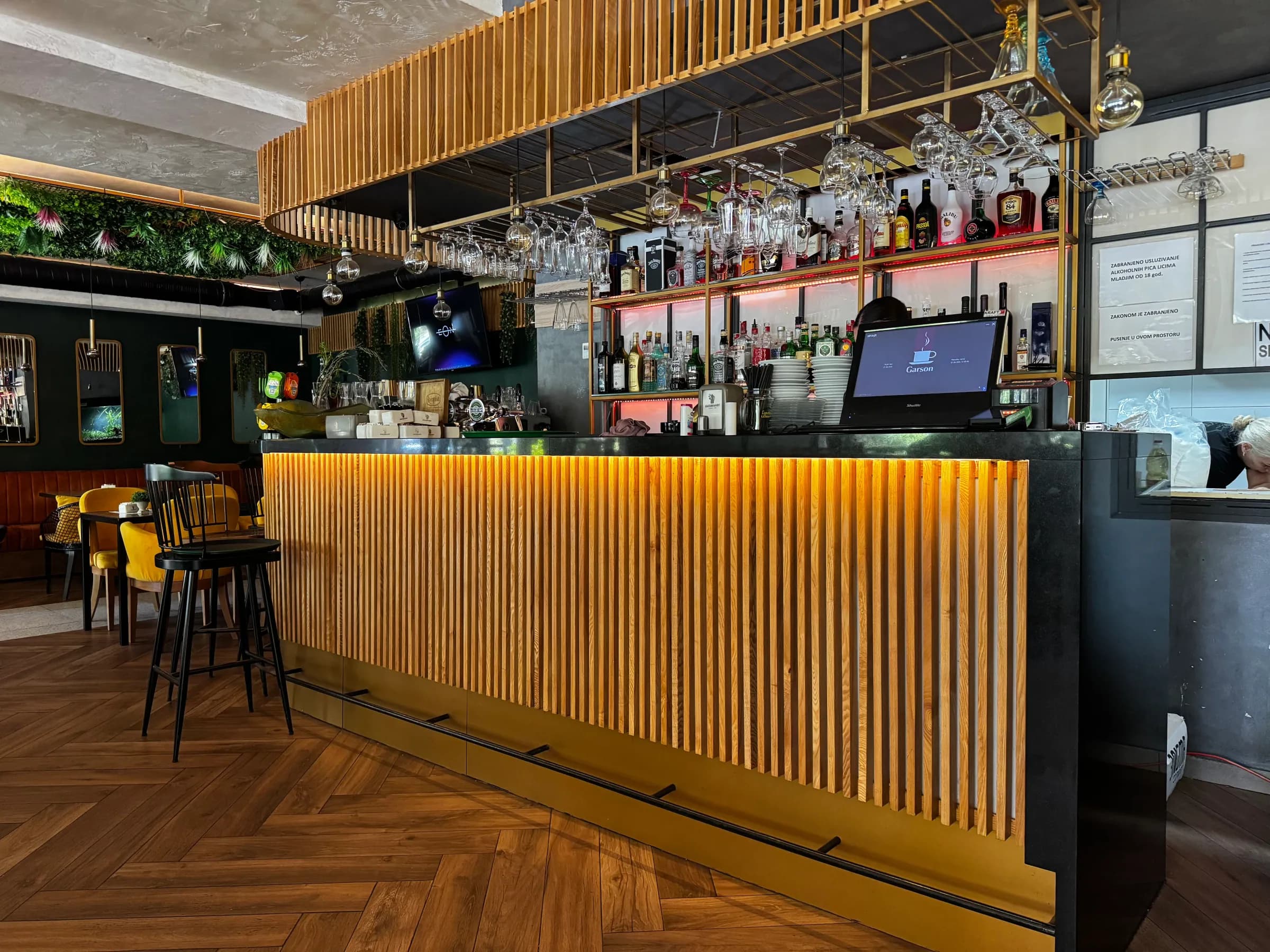 Autentični šank Lounge Bara MOYI u Podgorici
